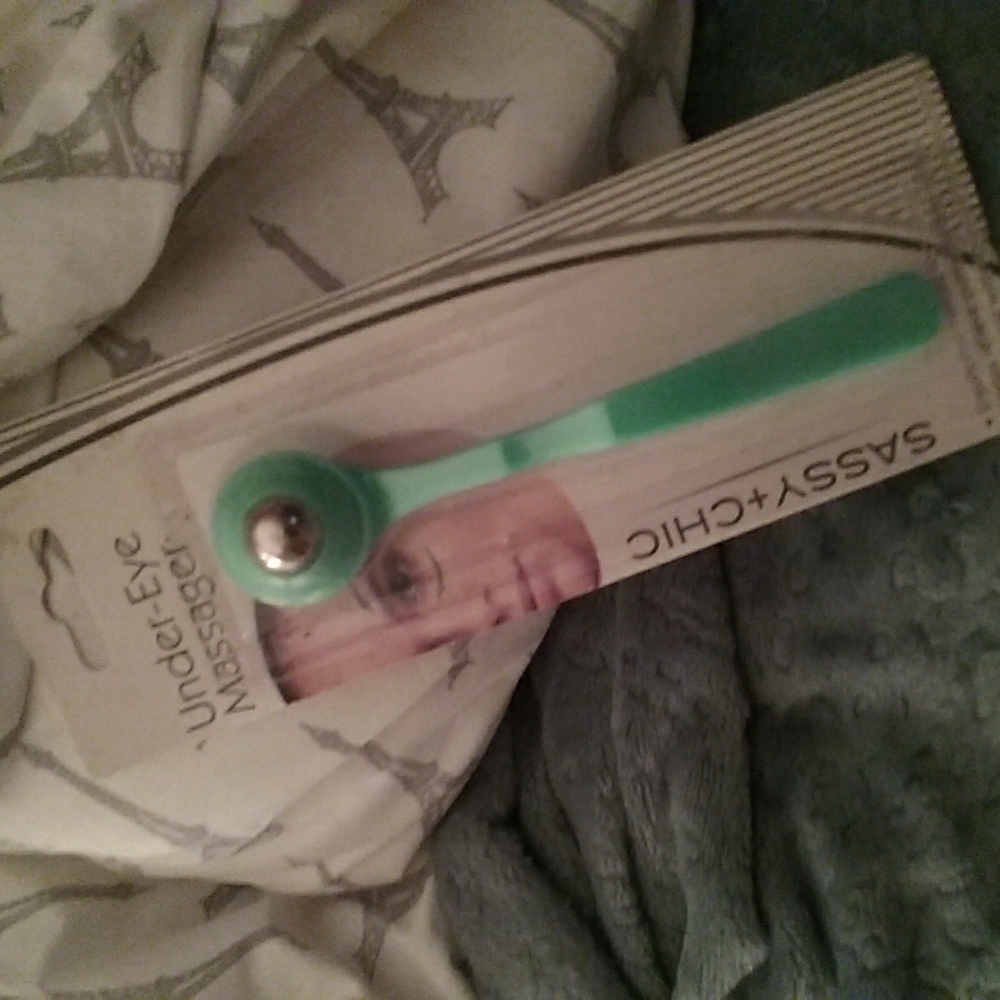 Under eye massager